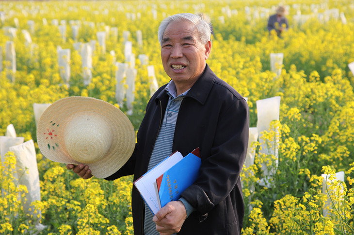 著名油菜专家李殿荣研究员在试验田_副本.jpg